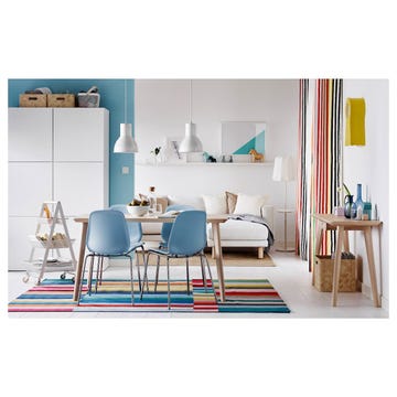 salón comedor pequeño y moderno con alfombra a rayas