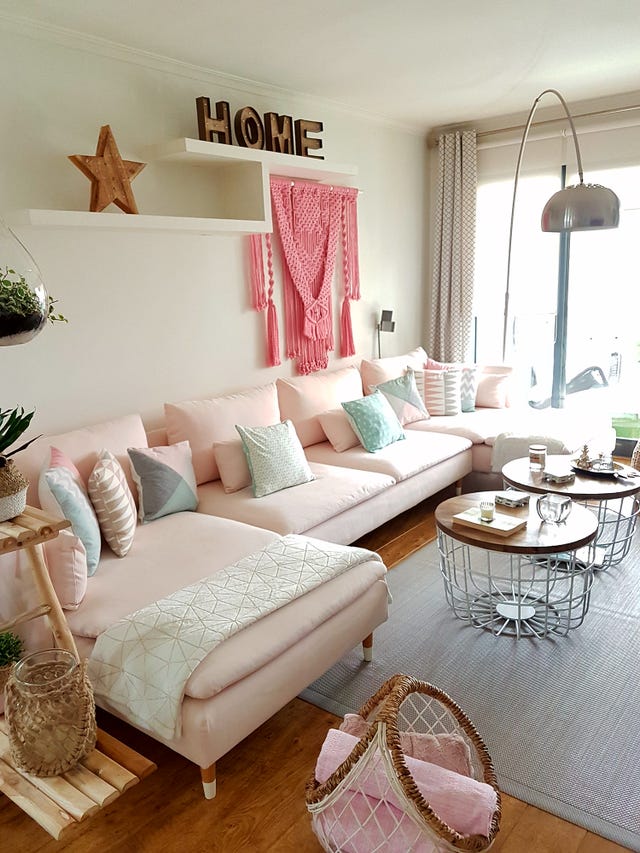 Salón decorado en tonos rosas