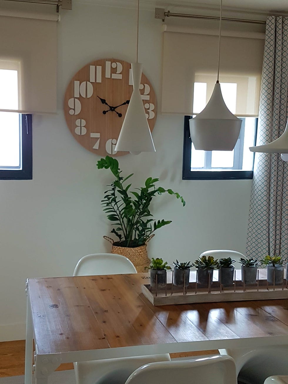 Salón decorado en tonos rosas
