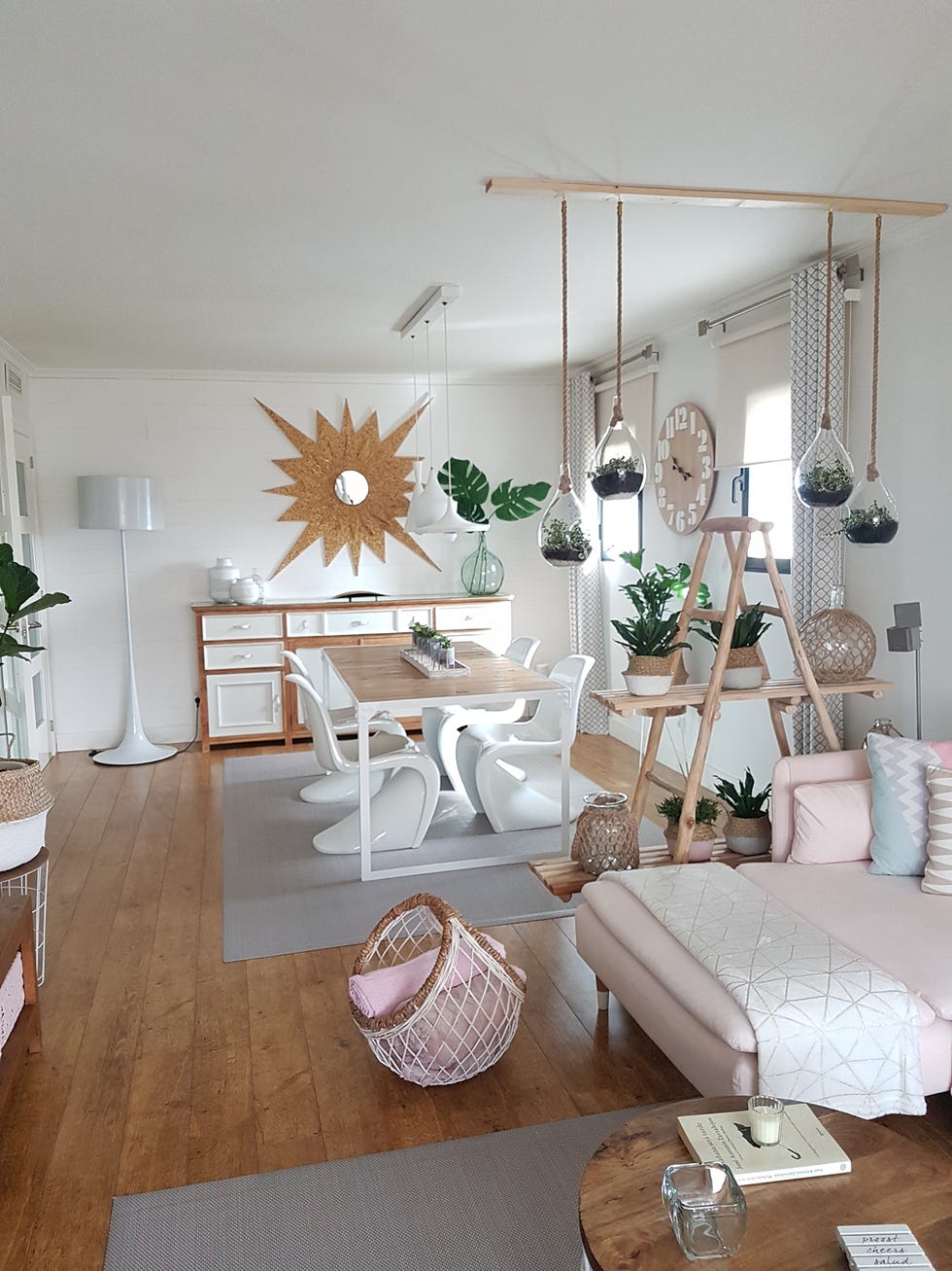 Salón decorado en tonos rosas