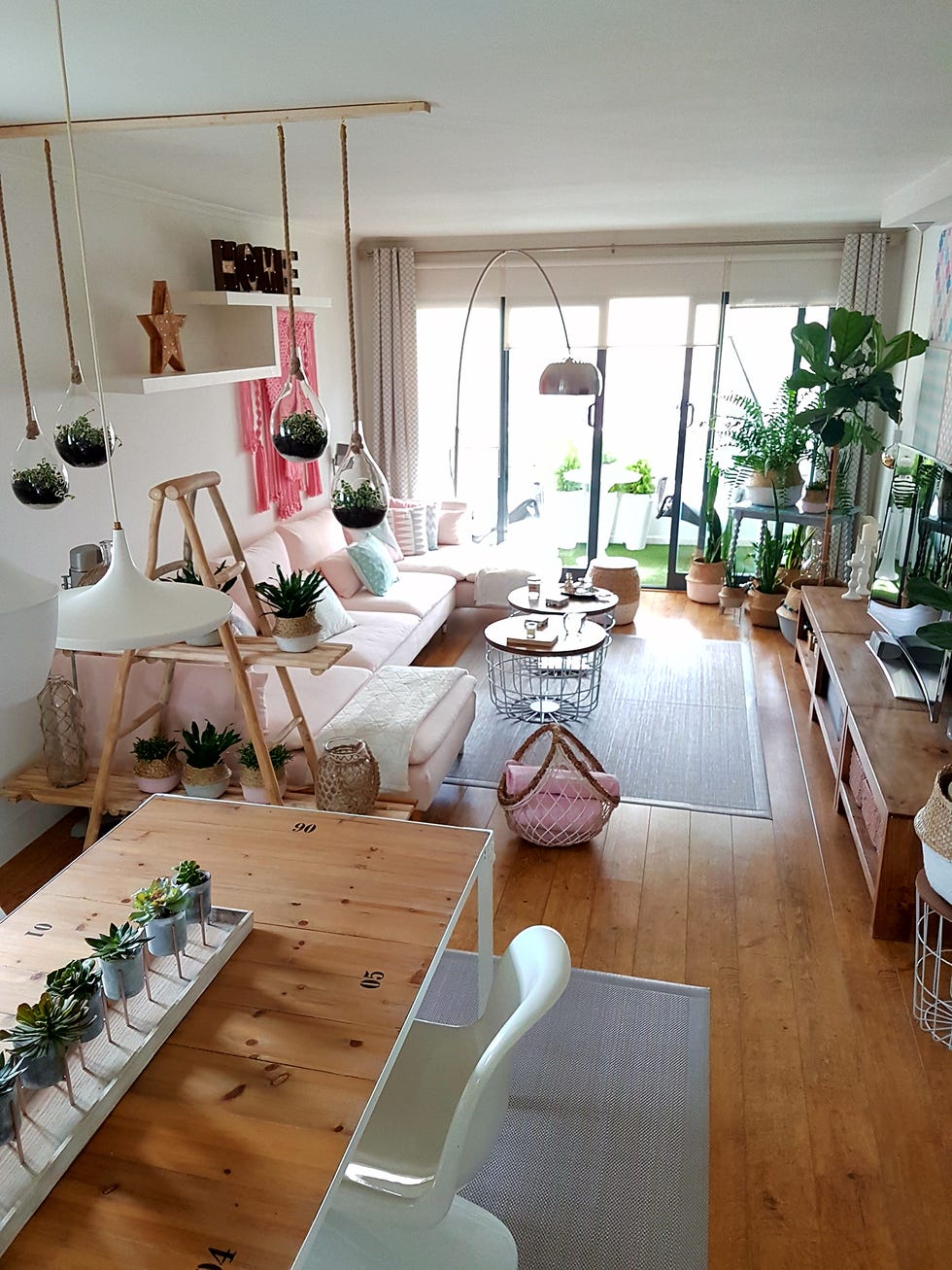 Salón decorado en tonos rosas
