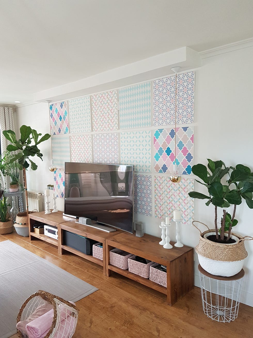 Salón decorado en tonos rosas