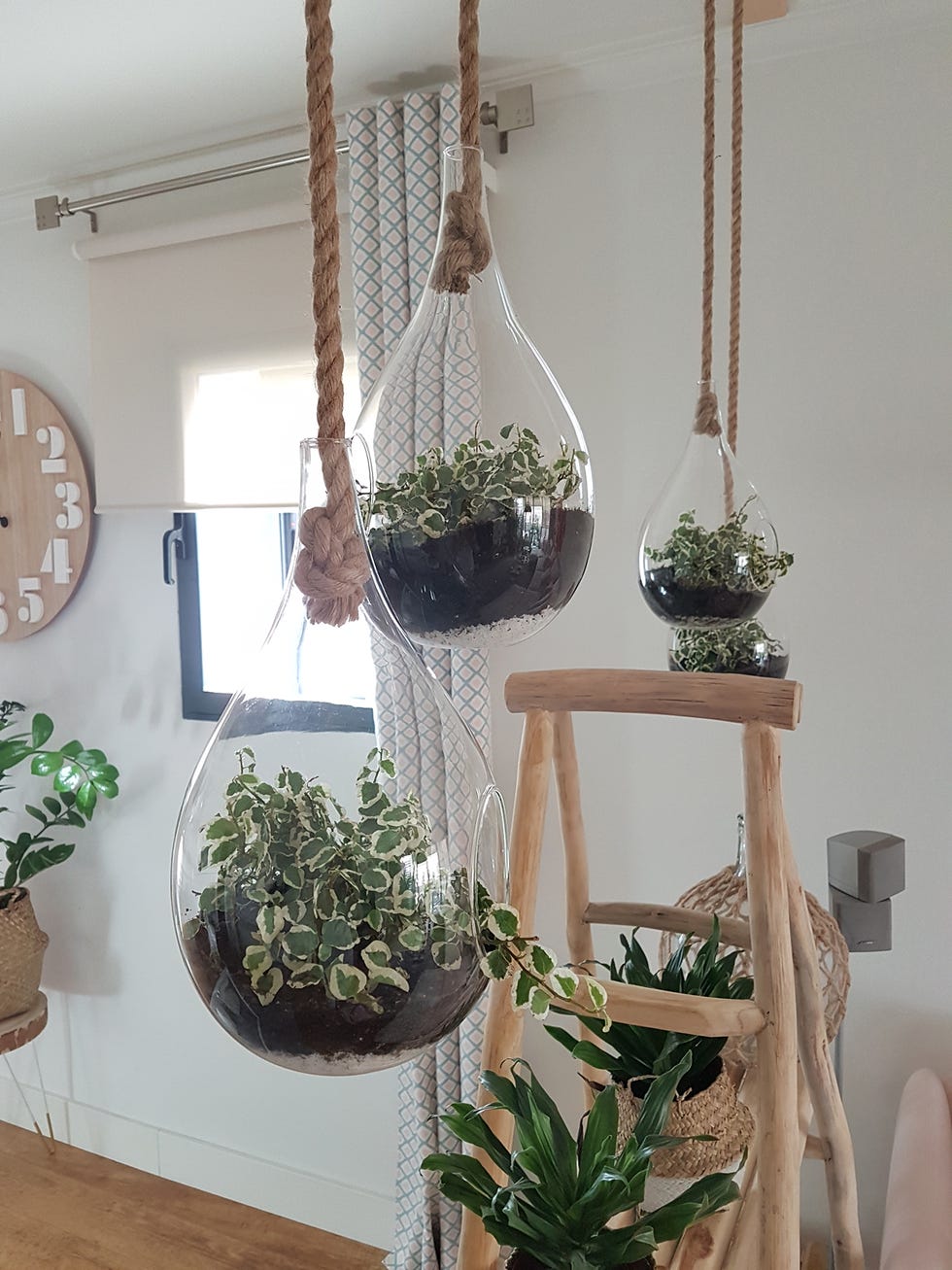 Salón decorado en tonos rosas