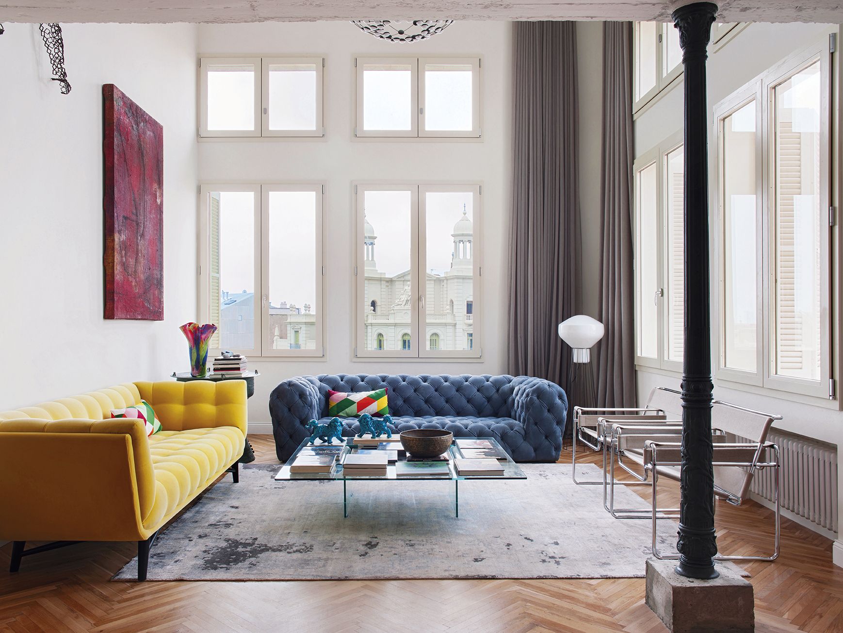 Salones con sofás de dos colores, pura tendencia