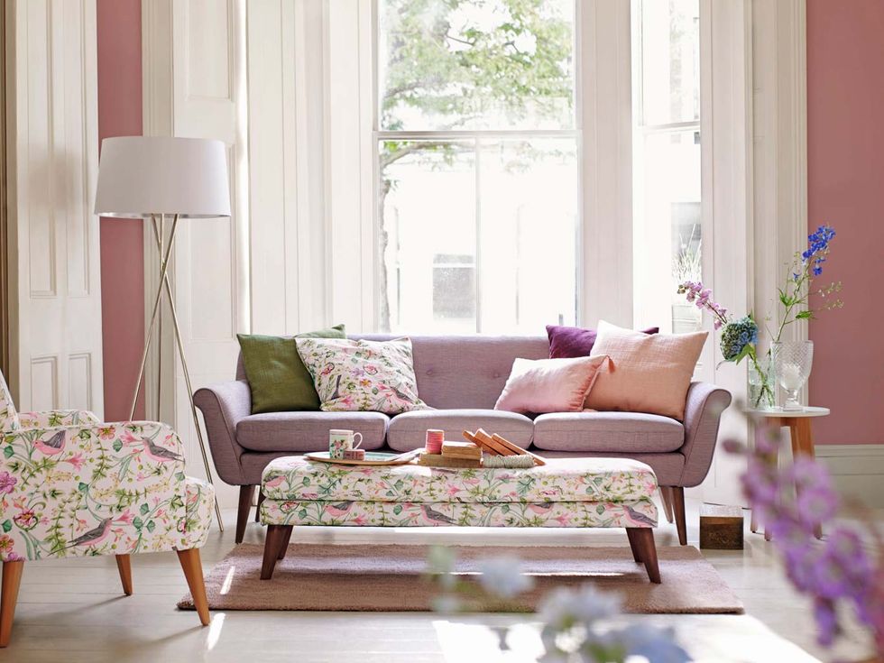 salón estilo romántico sofá morado y banco tapizado en flores
