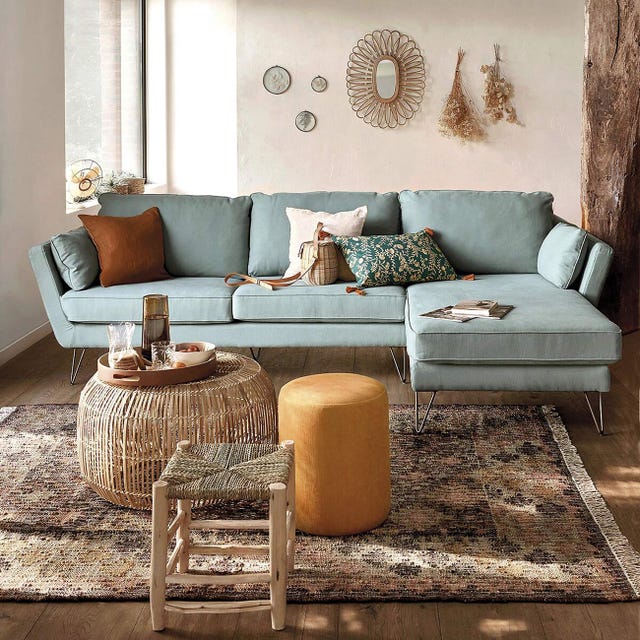 salón con sofá azul decorado en tonos tierra