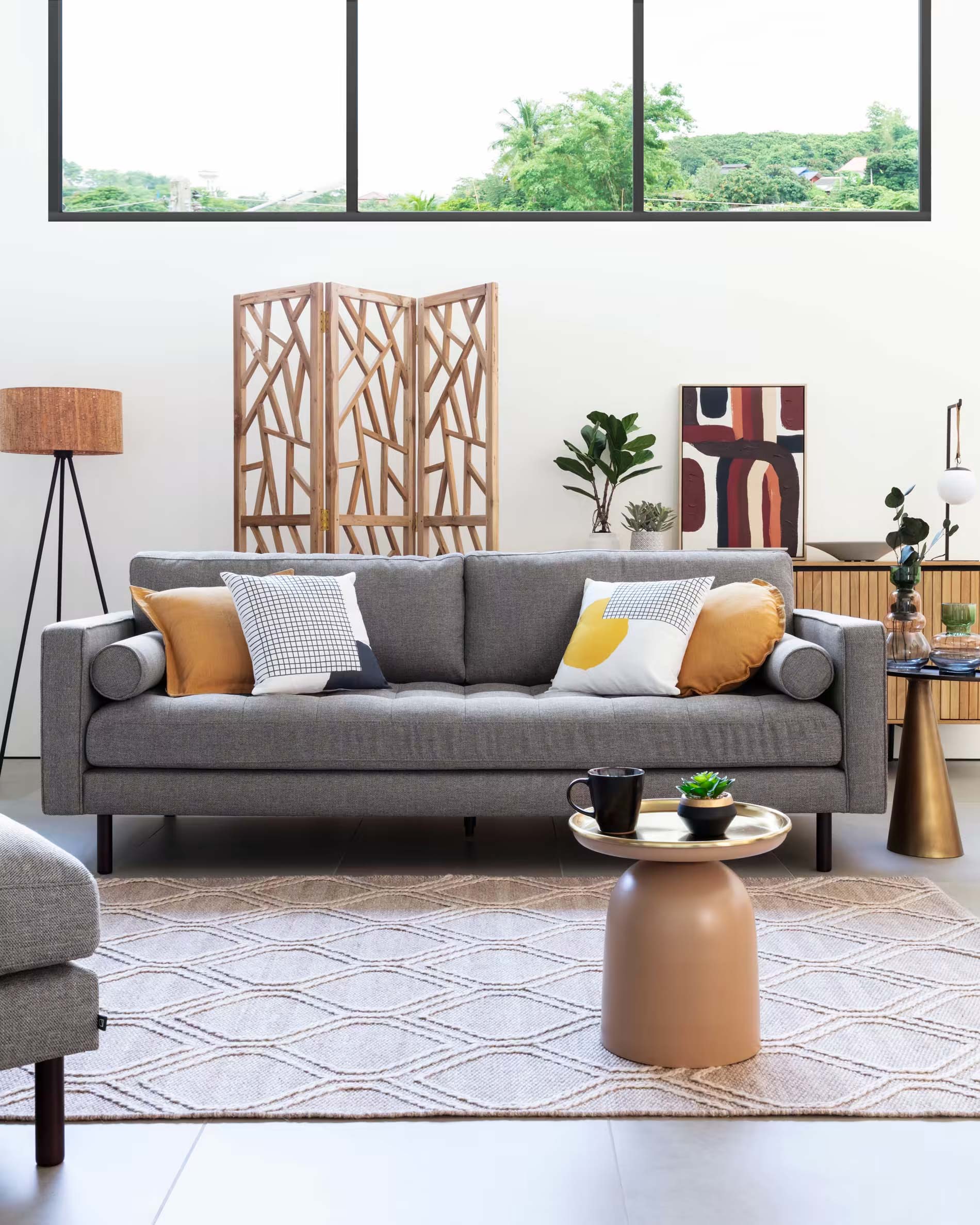 salón con sofá gris