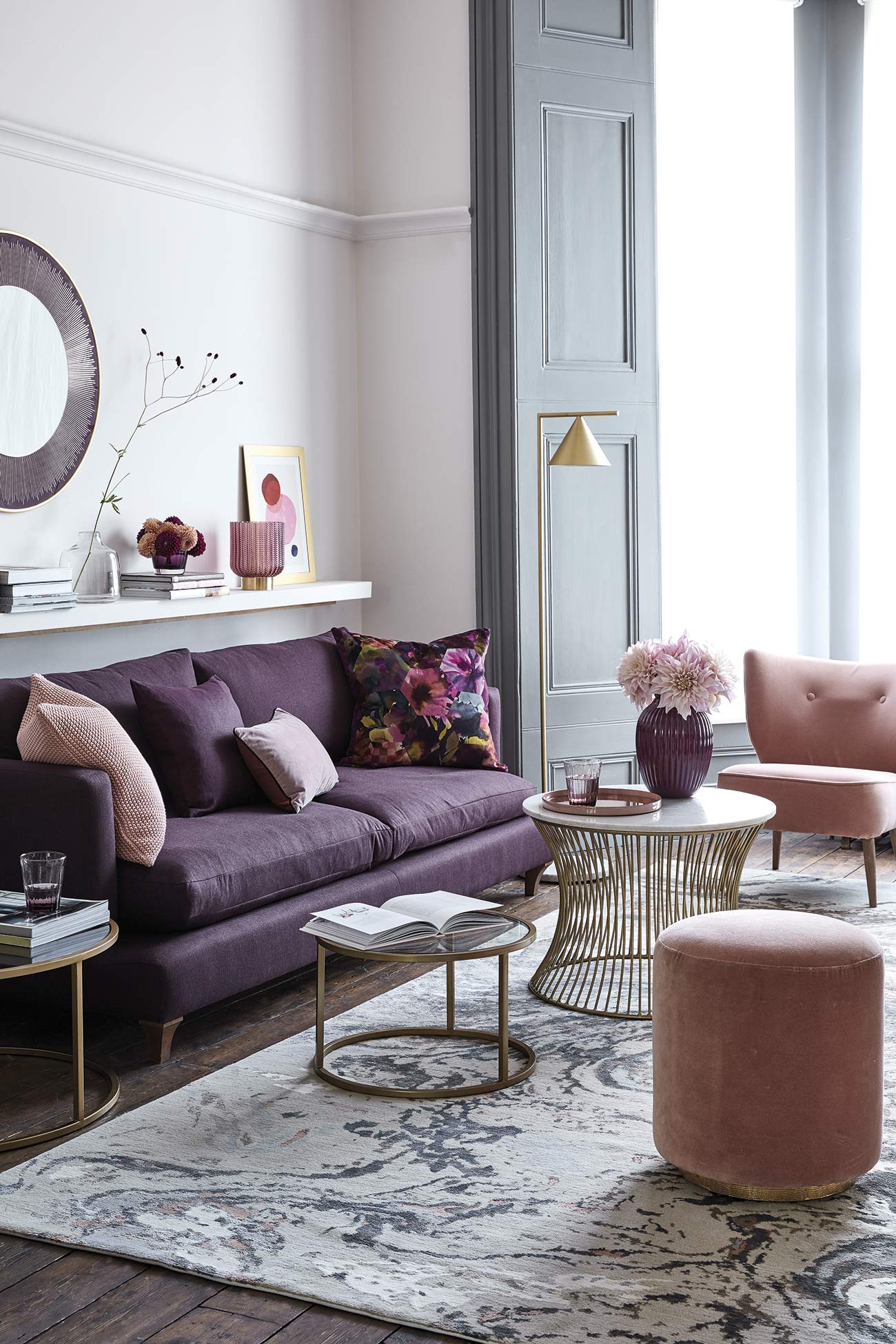 tendencias en rosa salón con sofá morado