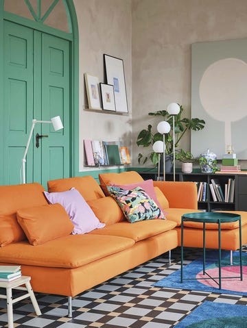 salón con sofá naranja
