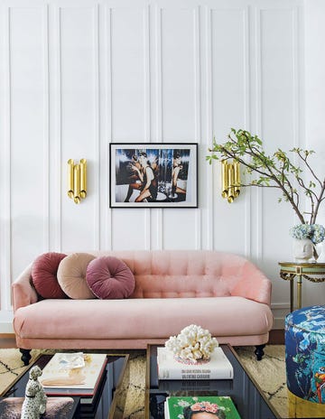 salón elegante con sofá color rosa