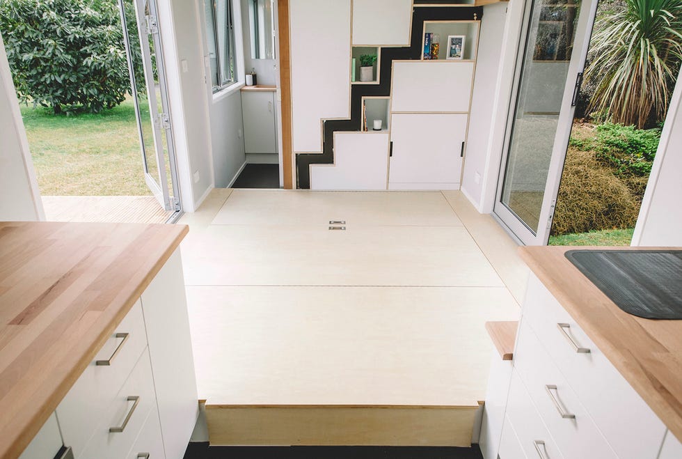 casa móvil tawharau para millennials de build tiny, con suelos con espacio para almacenar