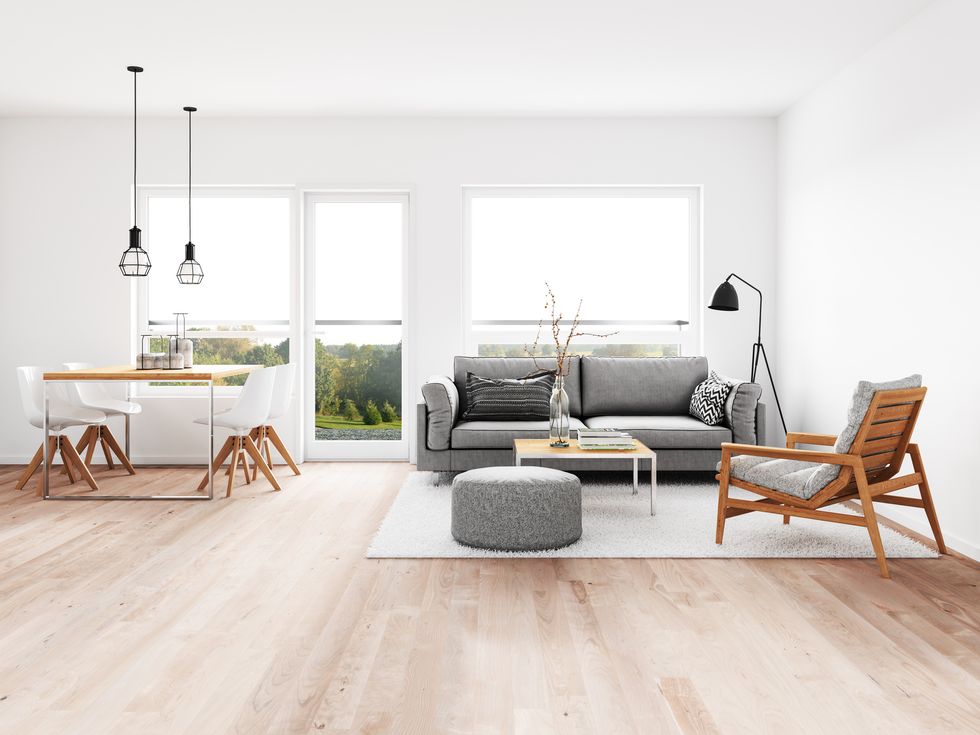 salón gris y blanco con suelo de madera