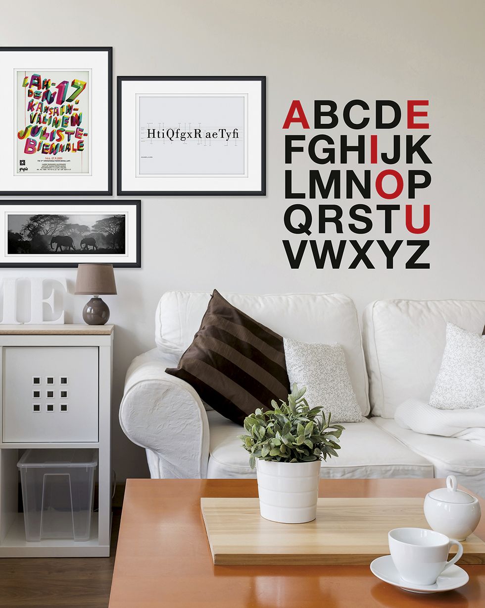 salón moderno con vinilo de letras abecedario