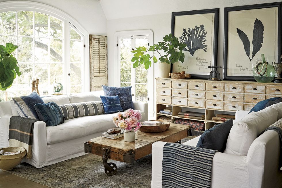 salón bonito con sofá blanco y plantas