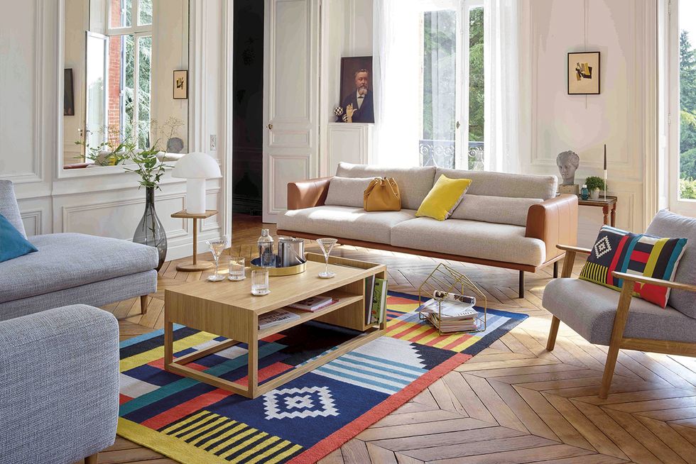 salón con alfombra colorida