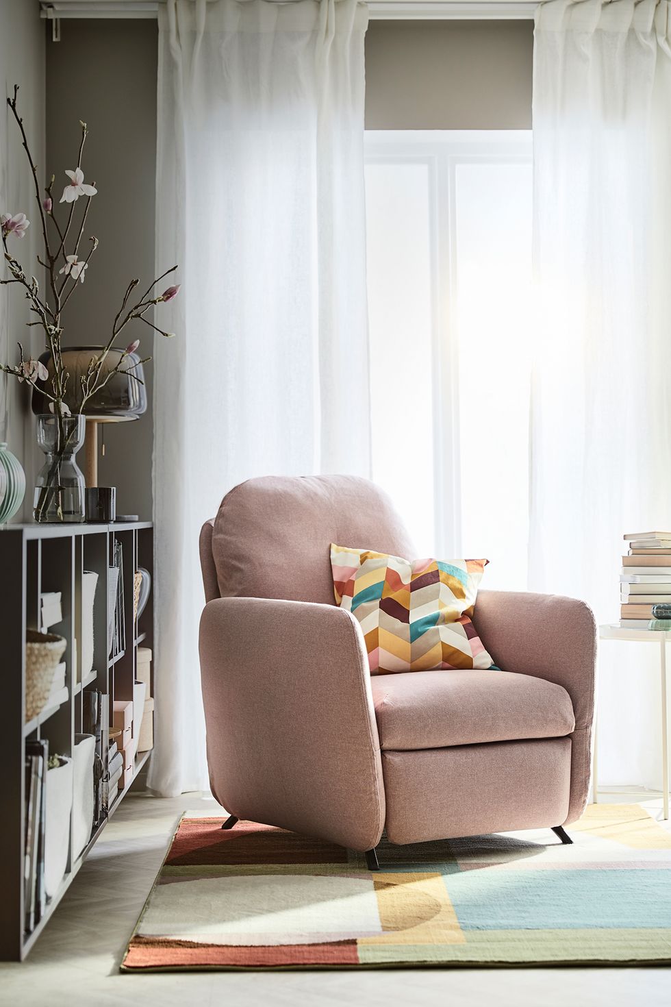 rincón de lectura con sillón rosa empolvado