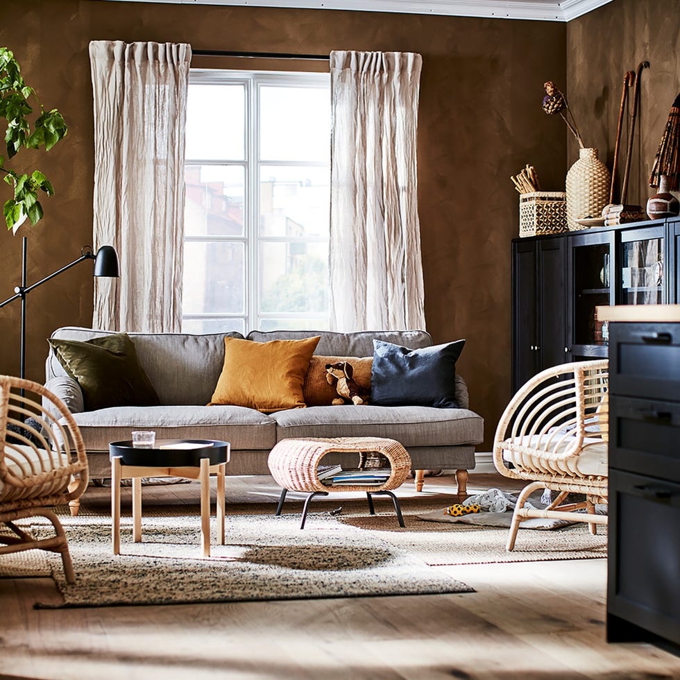 salón decorado con fibras naturales y un sofá gris