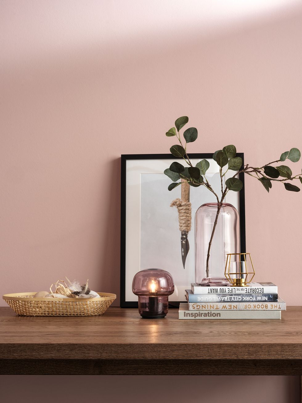 lámpara de mesa en color rosa con jarrón a juego