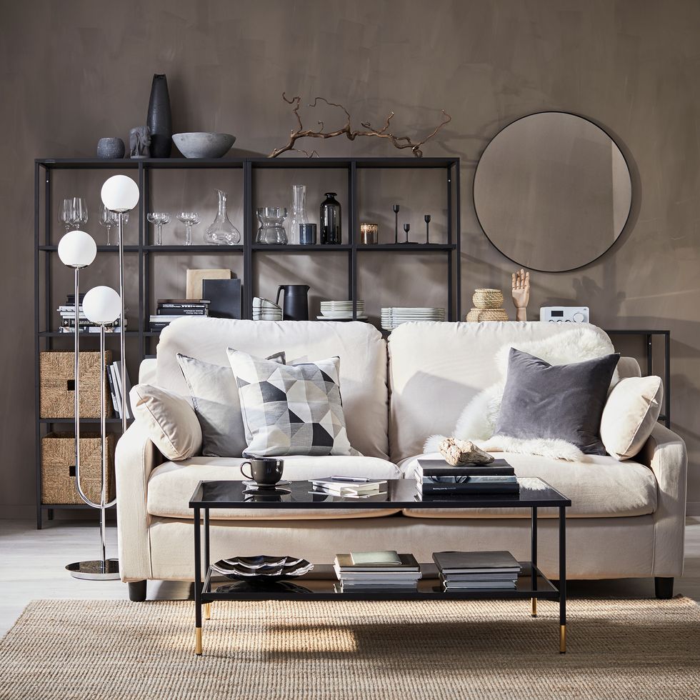 salón decorado en tonos neutros con sofá beige