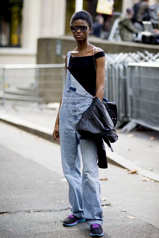 salopette jeans 2018 street style Parigi