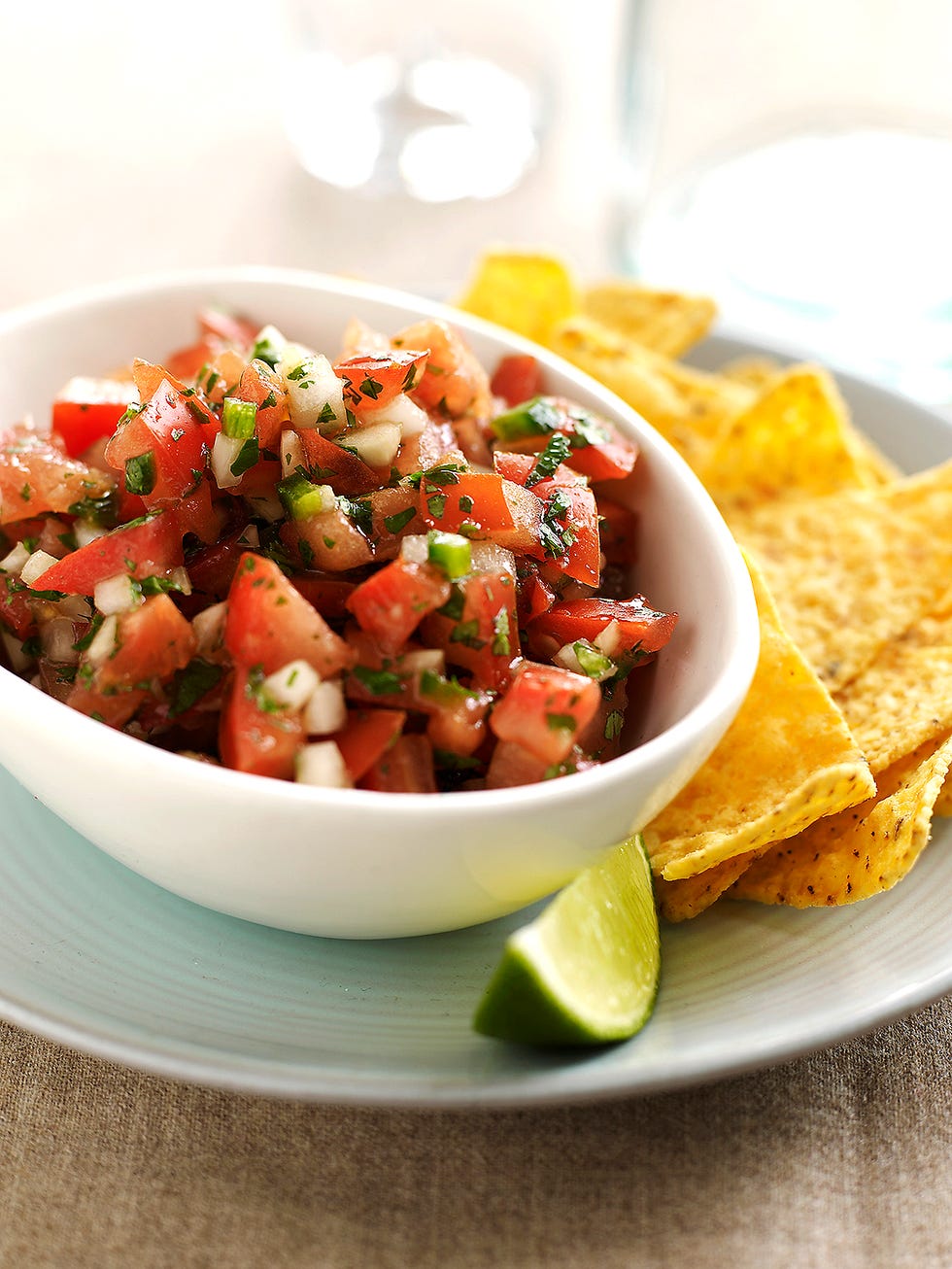 salsa pico de gallo con tomates y cilantro con nachos