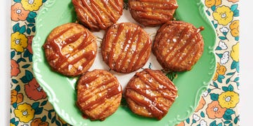 https://hips.hearstapps.com/hmg-prod/images/salted-caramel-cookies-recipe-02-6511e46f8f415.jpg?crop=0.502xw:1.00xh;0.250xw,0&resize=360:*