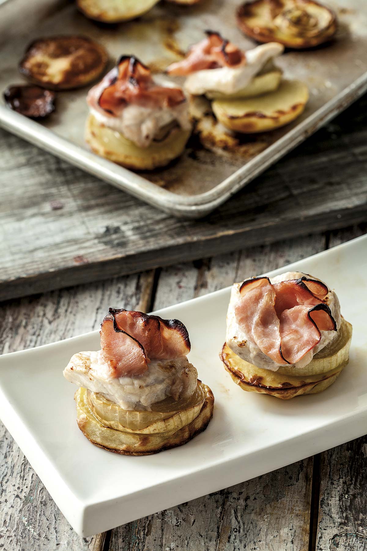 saltimbocca con cebollas y patatas asadas