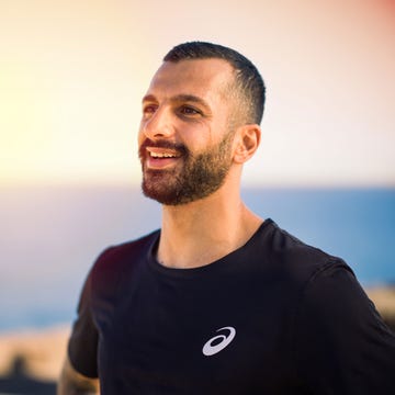 Un hombre tras practicar deporte, un aliado de salud mental un hombre hace deporte, un aliado de la salud mental