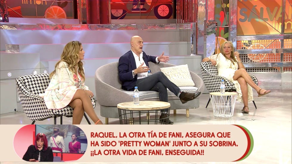 kiko matamoros sentado en el sofá de salvame con belen esteban