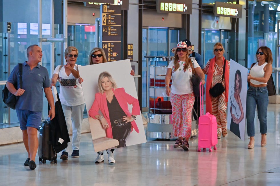los colaboradores de salvame en el aeropuerto de madrid antes de marcharse a miami para grabar su nuevo reality con netflix