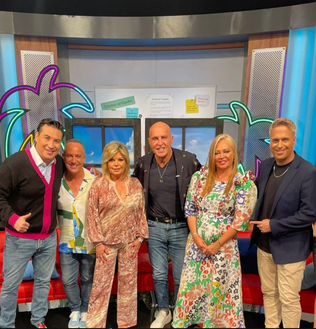 los colaboradores de salvame en el programa 'sientese quien pueda' en miami
