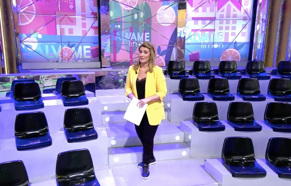 Carlota Corredera en la grada del público de 'Sálvame' completamente sola. Emitir el programa sin público es una de las medidas que ha tomado Mediaset para evitar la propagación del coronavirus.