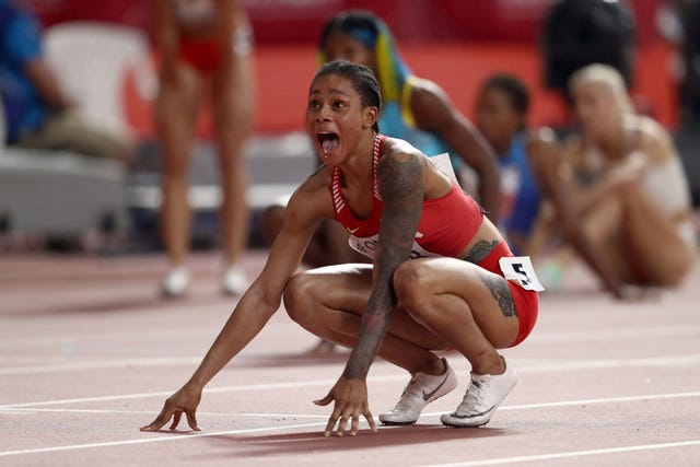 la atleta salwa eid naser celebra su victoria en los 400m del mundial de atletismo de doha 2019