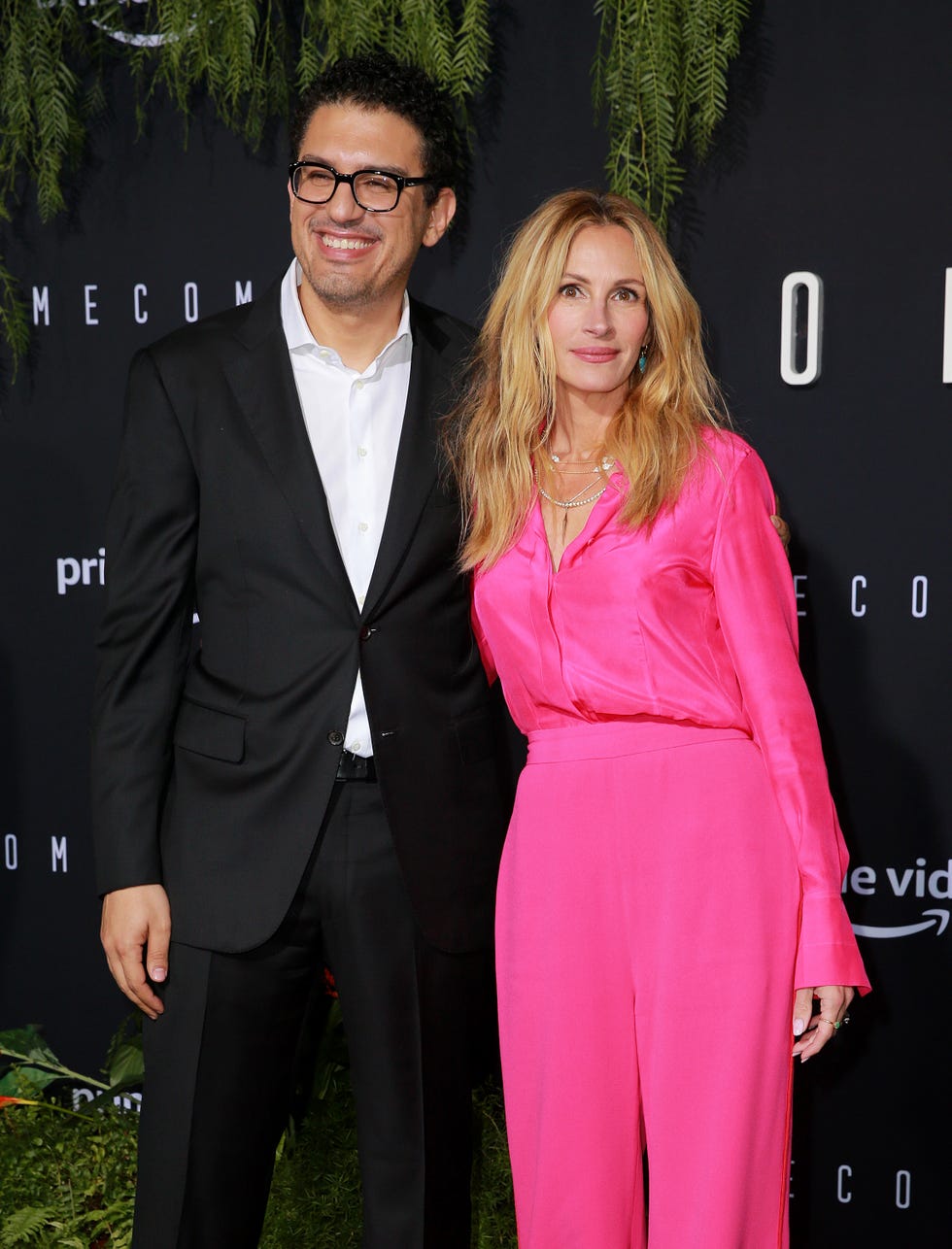 https://hips.hearstapps.com/hmg-prod/images/sam-esmail-and-julia-roberts-1595278613.jpg?crop=1.00xw:0.509xh;0,0.0211xh&resize=980:*