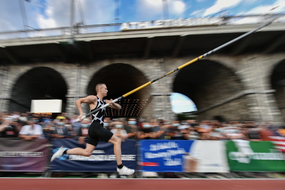 el atleta estadounidense sam kendricks durante un salto con pértiga en lausana