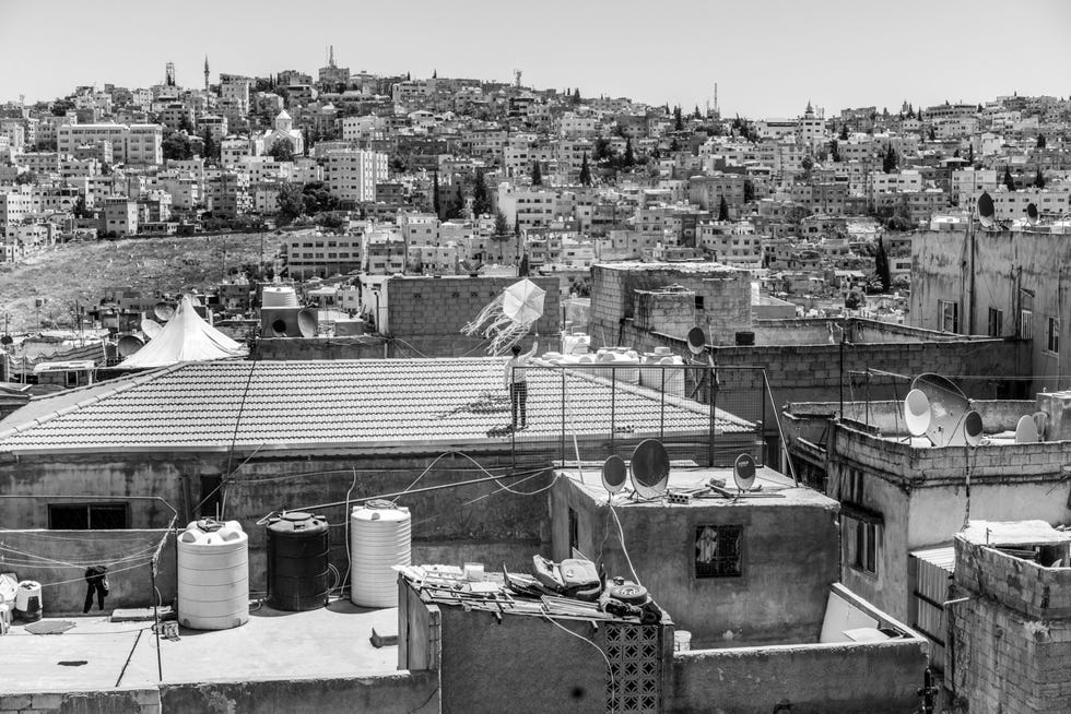 Amman, Jordan AMMAN JORDANIEen jongen laat in april 2020 tijdens de lockdown zijn vlieger op in Amman in Jordani In maart waren de door de regering opgelegde beperkingen gedurende enkele dagen nog strenger Bijna alles was gesloten en mensen mochten niet naar buiten zelfs niet om voedsel of medicijnen te halen Tanks en legertrucks werden ingezet om de maatregelen te handhavenDe stad Amman is op heuvels gebouwd en vanuit zijn keuken kon fotograaf Moises Saman de echos van de sirenes horen die door de hele stad afgingen en die anders worden gebruikt om te waarschuwen voor luchtaanvallen Hij bleef met zijn gezin binnen tot de maatregelen werden versoepeld Daarna ging hij op zoek naar plekken waar vluchtelingen wonen zoals de wijk waar hij deze foto nam Er werd gevreesd dat de dichtbevolkte nederzettingen en wijken zouden leiden tot een oncontroleerbare verspreiding van COVID19 maar door de strenge lockdown in Jordani kon de verspreiding van de ziekte in de eerste maanden worden tegengegaan Naarmate de lockdownmaatregelen versoepelden nam het aantal ziektegevallen in de herfst echter een hoge vlucht wat een waarschuwing is voor alle landen om waakzaam te blijven