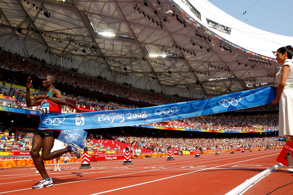 sammy wanjiru cruza la meta del maratón de los juegos olímpicos de pekín 2008 en el estadio el nido