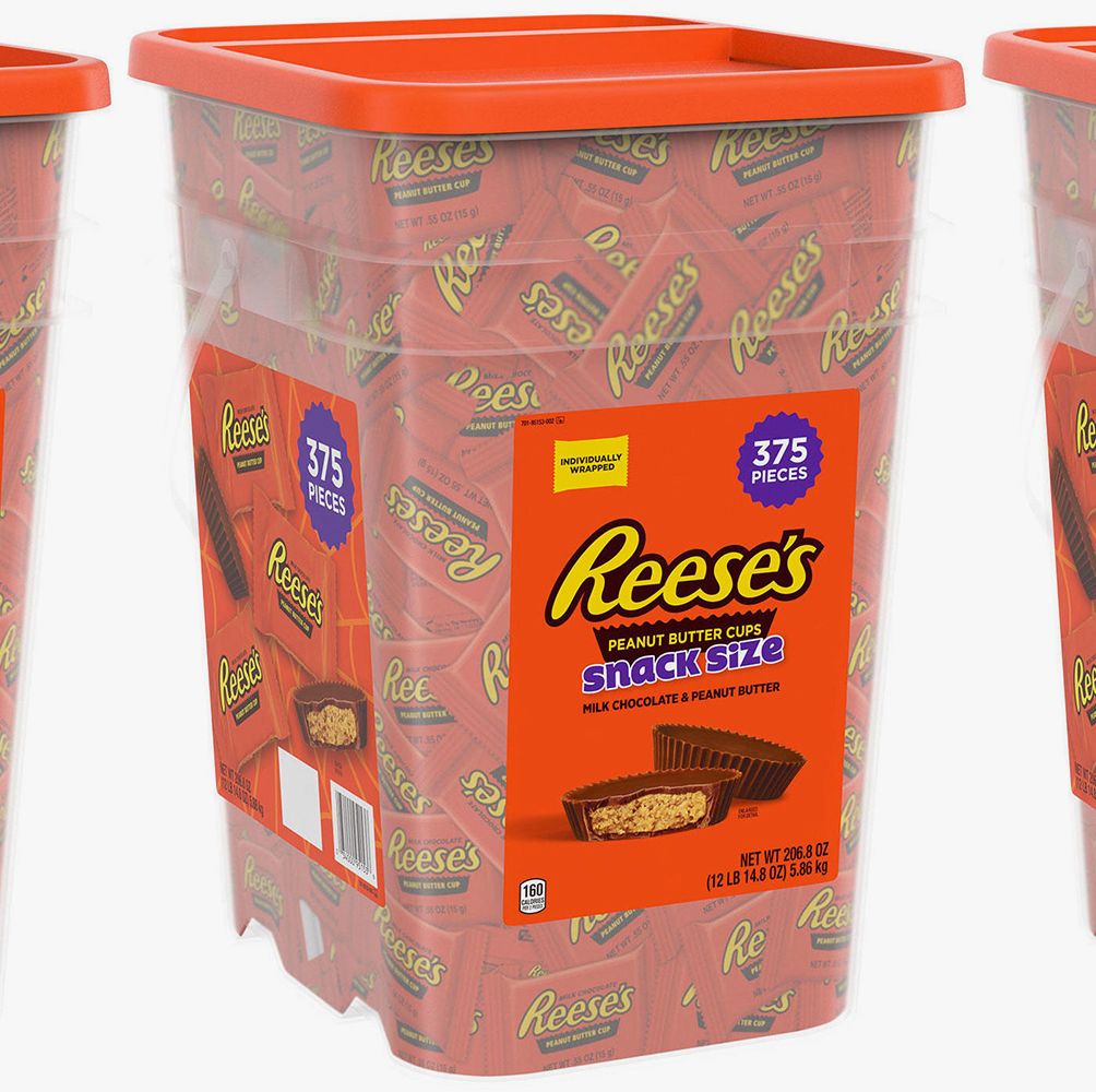 https://hips.hearstapps.com/hmg-prod/images/sams-club-hersheys-reeses-peanut-butter-cups-375-count-halloween-candy-social-1627061025.jpg?crop=0.502xw:1.00xh;0.251xw,0&resize=1200:*