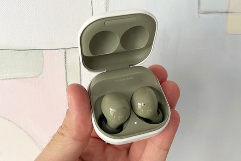 stefan holding samsung galaxy buds 2 in charging case