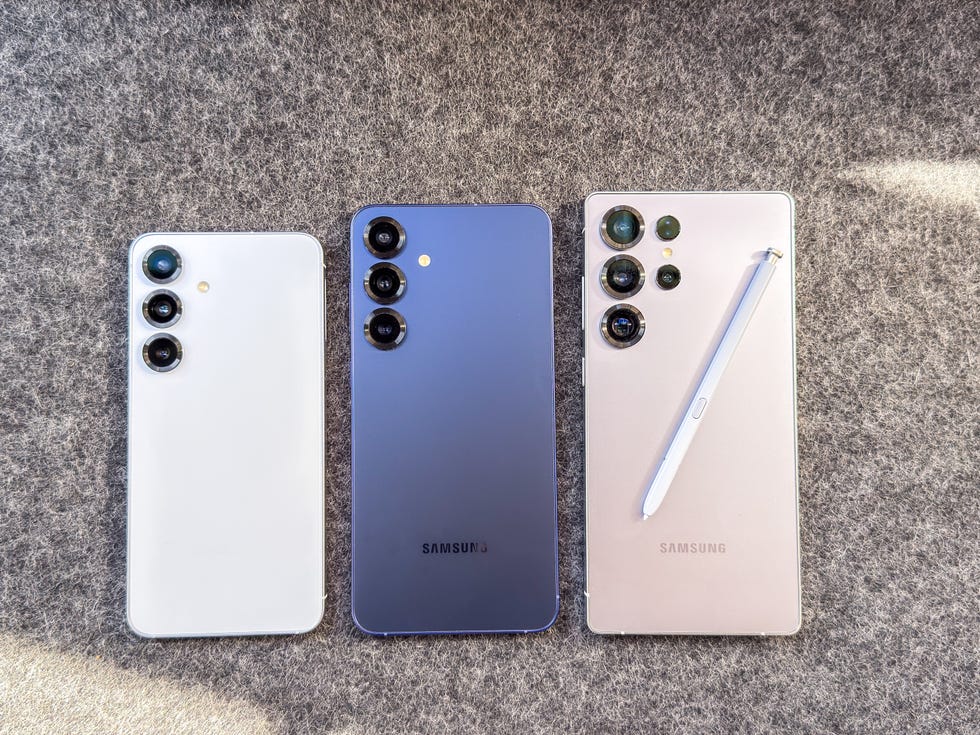display of samsung galaxy s25, s25 plus, and s25 ultra next to each other