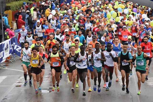 a large group of people running