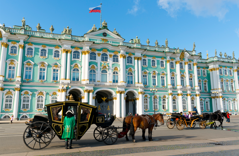Carriage, Mode of transport, Vehicle, Palace, Town, Horse and buggy, Horse, Cart, Architecture, Tourism, 