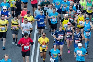 vista cenital de varios corredores durante la san silvestre vallecana