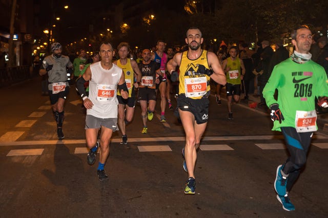 varios corredores populares corren la san silvestre vallecana 2019 por las calles del barrio de vallecas
