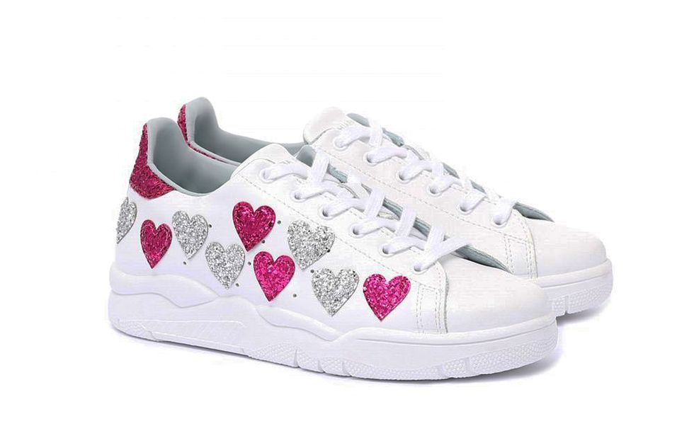 A San Valentino 2019, le sneakers si ricoprono di cuori rossi e rosa senza limiti, sneakers bianche hipster, sneakers alte o chunky vanno bene tutte, perché l'importante è lanciare al mondo messaggi d'amore.