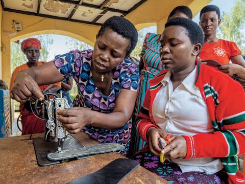Nyirabizeyimana Immaculee rechts leert sandalen maken in het oostelijke district Mugesera Het Rwanda Womens Network biedt vrouwen plekken waar ze veilig kunnen samenzijn en beroeps vaardigheden leren