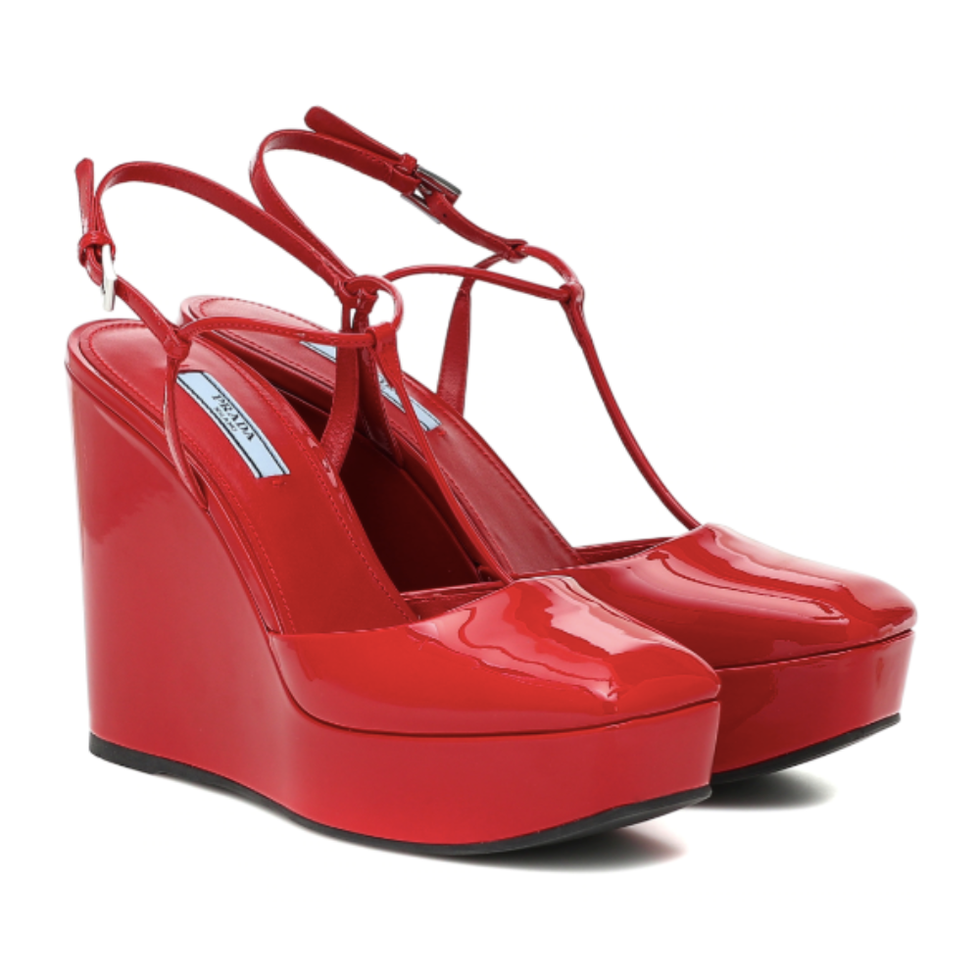 lakleren rode platform sandalen met sleehak van prada via mytheresa