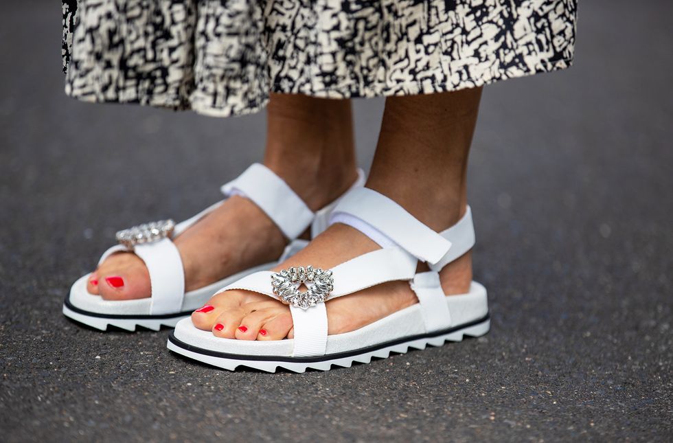 È il momento di una coccola speciale con la moda di primavera 2021 che ha a che fare con le scarpe estive più glam, i sandali gioiello i modelli da scegliere
