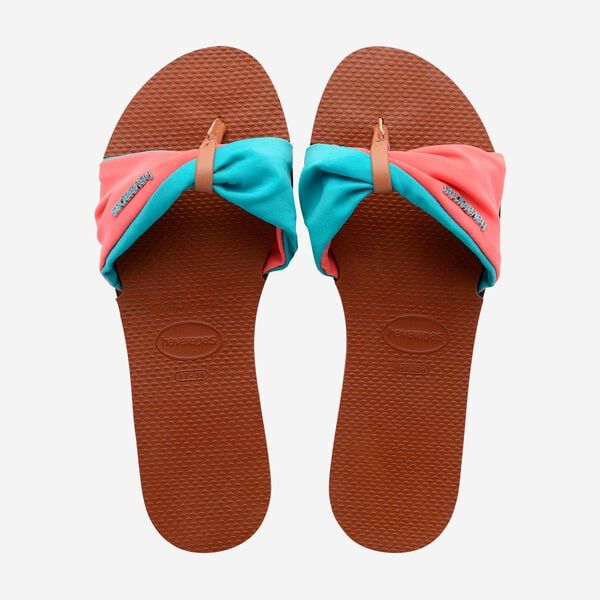 scarpe estate 2023 i sandali bassi da comprare con i saldi estivi, cioè i sandali infradito, le scarpe flat, i sandali con i lacci e i vari sandali da avere secondo la moda donna