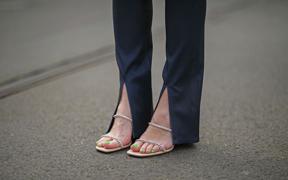 È il momento di una coccola speciale con la moda di primavera 2021 che ha a che fare con le scarpe estive più glam, i sandali gioiello i modelli da scegliere